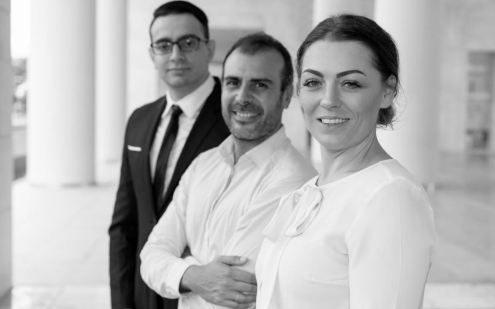 Análisis financiero profesional con gráficos y documentos de velqorinda