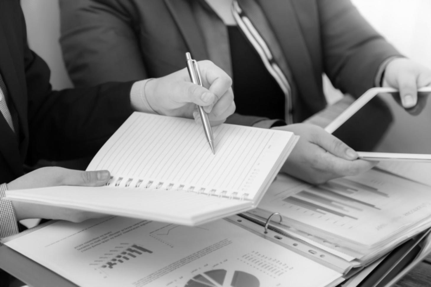 Equipo de profesionales de velqorinda trabajando en análisis financiero detallado